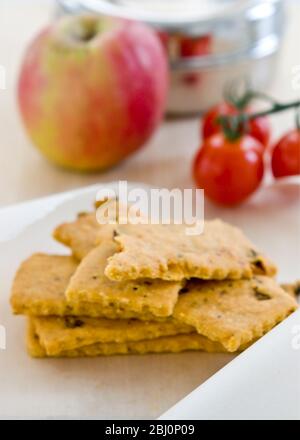 Herzhafte Käse- und Kräuterkekse als Snack zum Mittagessen - Stockfoto