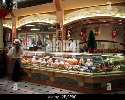 Die Kokkenfleisch- und Schinkenabteilung der Harrods-Lebensmittelhalle kurz vor Weihnachten - Stockfoto