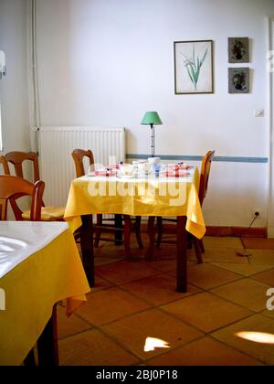 Innen. Dinging Zimmer des charmanten Hotel in Rieumes, Südfrankreich, mit Tischen für das Frühstück - Stockfoto