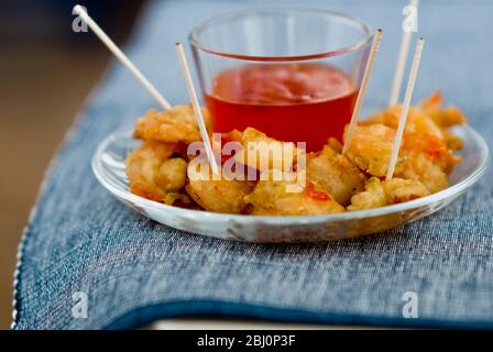 Kleine Gerichte der thailändischen Garnelen mit süßer Dippsauce - Stockfoto