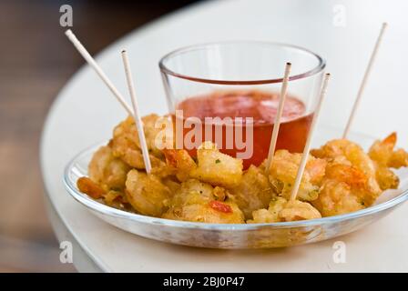 Kleine Gerichte der thailändischen Garnelen mit süßer Dippsauce - Stockfoto