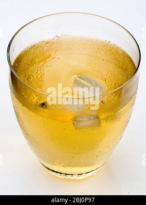Glas Whisky und Soda mit Eis in dünnem Bleikristall - Stockfoto