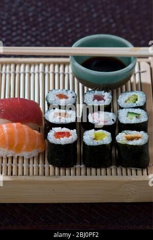 Sushi und Sashimi auf japanischem Bambusblech mit Sojasoße - Stockfoto