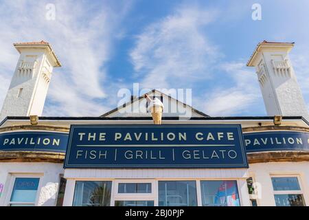 Traditionelles Strandcafé mit Eiscreme und Fish and Chips an der Promenade, Ayr, South Ayrshire, Schottland, Großbritannien Stockfoto
