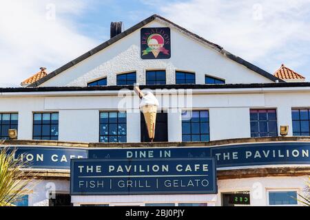 Traditionelles Strandcafé mit Eiscreme und Fish and Chips an der Promenade, Ayr, South Ayrshire, Schottland, Großbritannien Stockfoto
