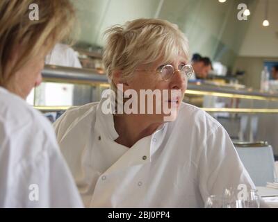 Chefin Rose Gray im River Cafe in London, das sie und Ruth Rogers begannen - Stockfoto