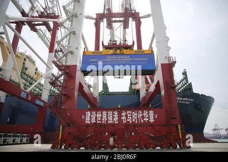 Qingdao, Qingdao, China. April 2020. ShangdongÃ¯Â¼Å'CHINA-am 26. April machte die HMM algesilas, der weltweit größte Containerschiff mit einer Containerladung von 24,000 TEU, ihre Jungfernfahrt zum Hafen Qingdao in der provinz shandong. Das Schiff, das am Montag in Südkorea ausgeliefert wurde, ist 399.9 Meter lang, 61.03 Meter breit und 33.2 Meter tief und damit das größte Containerschiff der Welt in Betrieb. Quelle: SIPA Asia/ZUMA Wire/Alamy Live News Stockfoto