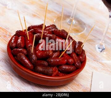 Traditionelle spanische heiße Wurst Chistorritas auf Spieße in der Nähe Stockfoto