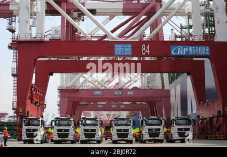 Qingdao, Qingdao, China. April 2020. ShangdongÃ¯Â¼Å'CHINA-am 26. April machte die HMM algesilas, der weltweit größte Containerschiff mit einer Containerladung von 24,000 TEU, ihre Jungfernfahrt zum Hafen Qingdao in der provinz shandong. Das Schiff, das am Montag in Südkorea ausgeliefert wurde, ist 399.9 Meter lang, 61.03 Meter breit und 33.2 Meter tief und damit das größte Containerschiff der Welt in Betrieb. Quelle: SIPA Asia/ZUMA Wire/Alamy Live News Stockfoto