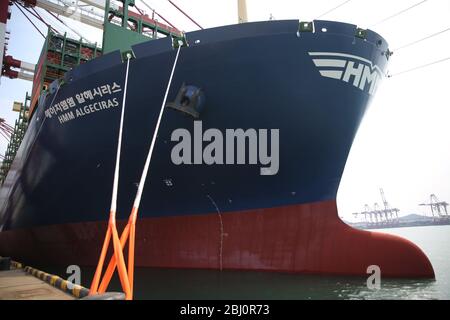 Qingdao, Qingdao, China. April 2020. ShangdongÃ¯Â¼Å'CHINA-am 26. April machte die HMM algesilas, der weltweit größte Containerschiff mit einer Containerladung von 24,000 TEU, ihre Jungfernfahrt zum Hafen Qingdao in der provinz shandong. Das Schiff, das am Montag in Südkorea ausgeliefert wurde, ist 399.9 Meter lang, 61.03 Meter breit und 33.2 Meter tief und damit das größte Containerschiff der Welt in Betrieb. Quelle: SIPA Asia/ZUMA Wire/Alamy Live News Stockfoto