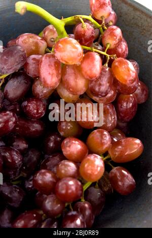 Traube ohne Samen auf schwarzer Platte - Stockfoto