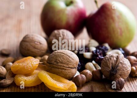 Auswahl an gesunden Snacks, auf natürlicher Holzoberfläche - Stockfoto