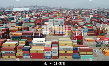 Qingdao, Qingdao, China. April 2020. ShangdongÃ¯Â¼Å'CHINA-am 26. April machte die HMM algesilas, der weltweit größte Containerschiff mit einer Containerladung von 24,000 TEU, ihre Jungfernfahrt zum Hafen Qingdao in der provinz shandong. Das Schiff, das am Montag in Südkorea ausgeliefert wurde, ist 399.9 Meter lang, 61.03 Meter breit und 33.2 Meter tief und damit das größte Containerschiff der Welt in Betrieb. Quelle: SIPA Asia/ZUMA Wire/Alamy Live News Stockfoto