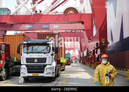 Qingdao, Qingdao, China. April 2020. ShangdongÃ¯Â¼Å'CHINA-am 26. April machte die HMM algesilas, der weltweit größte Containerschiff mit einer Containerladung von 24,000 TEU, ihre Jungfernfahrt zum Hafen Qingdao in der provinz shandong. Das Schiff, das am Montag in Südkorea ausgeliefert wurde, ist 399.9 Meter lang, 61.03 Meter breit und 33.2 Meter tief und damit das größte Containerschiff der Welt in Betrieb. Quelle: SIPA Asia/ZUMA Wire/Alamy Live News Stockfoto