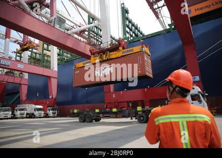 Qingdao, Qingdao, China. April 2020. ShangdongÃ¯Â¼Å'CHINA-am 26. April machte die HMM algesilas, der weltweit größte Containerschiff mit einer Containerladung von 24,000 TEU, ihre Jungfernfahrt zum Hafen Qingdao in der provinz shandong. Das Schiff, das am Montag in Südkorea ausgeliefert wurde, ist 399.9 Meter lang, 61.03 Meter breit und 33.2 Meter tief und damit das größte Containerschiff der Welt in Betrieb. Quelle: SIPA Asia/ZUMA Wire/Alamy Live News Stockfoto