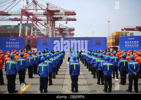 Qingdao, Qingdao, China. April 2020. ShangdongÃ¯Â¼Å'CHINA-am 26. April machte die HMM algesilas, der weltweit größte Containerschiff mit einer Containerladung von 24,000 TEU, ihre Jungfernfahrt zum Hafen Qingdao in der provinz shandong. Das Schiff, das am Montag in Südkorea ausgeliefert wurde, ist 399.9 Meter lang, 61.03 Meter breit und 33.2 Meter tief und damit das größte Containerschiff der Welt in Betrieb. Quelle: SIPA Asia/ZUMA Wire/Alamy Live News Stockfoto