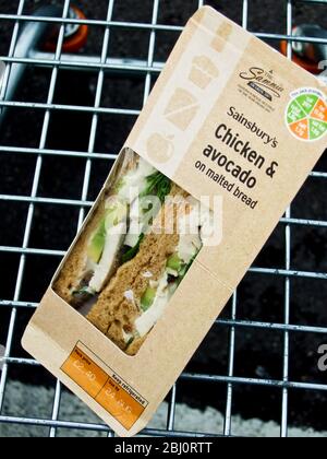 Paket von Sandwiches in Sainsbury's in Supermarkt Trolley gekauft - Stockfoto