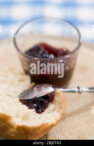 Zerbrochenes knuspriges Brot mit Klecks von kernloser Himbeermarmelade - Stockfoto