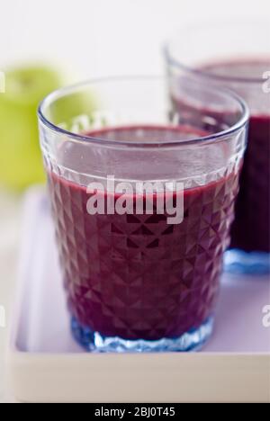 Gesunder Snack aus frisch gemachter Johannisbeere und Himbeer-Smoothie mit frischem grünen Apfel - Stockfoto