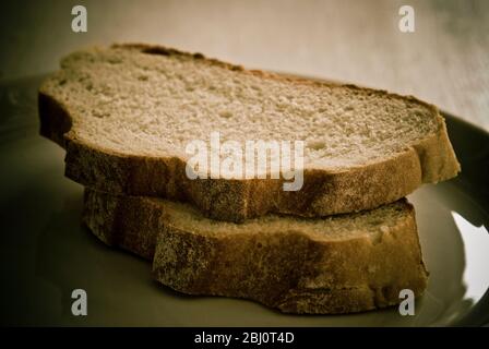 Zwei unebene Scheiben rustikales Brot - Stockfoto
