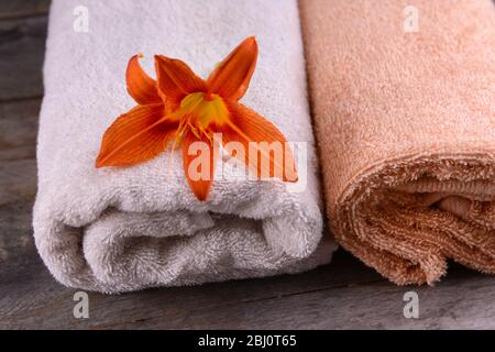 Wunderschöne Handtücher mit Blumen auf dem Tisch aus nächster Nähe Stockfoto