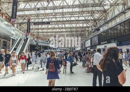 London/UK-1/8/19: Die Londoner Waterloo Station in einer Rush-Hour. Endstation im Zentrum von London in der Waterloo-Gegend in Lambeth Stockfoto