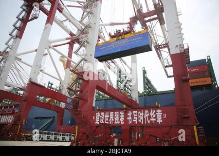 Qingdao, Qingdao, China. April 2020. ShangdongÃ¯Â¼Å'CHINA-am 26. April machte die HMM algesilas, der weltweit größte Containerschiff mit einer Containerladung von 24,000 TEU, ihre Jungfernfahrt zum Hafen Qingdao in der provinz shandong. Das Schiff, das am Montag in Südkorea ausgeliefert wurde, ist 399.9 Meter lang, 61.03 Meter breit und 33.2 Meter tief und damit das größte Containerschiff der Welt in Betrieb. Quelle: SIPA Asia/ZUMA Wire/Alamy Live News Stockfoto