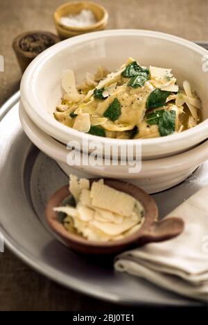 Hausgemachte Kürbis-Ravioli, mit Parmesan, Splitter und Salbeiblättern - Stockfoto