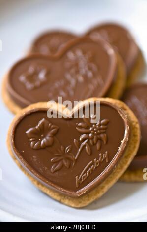 Kambly herzförmige Kekse mit Schokoladenüberzug - Stockfoto