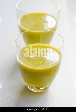 Frisch gesaftet Kiwi Obst und Orange in zwei Gläsern auf weißem Hintergrund - Stockfoto