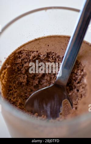 Löffel in Schokolade Mocca Mousse Dessert, in Glas Becher - Stockfoto