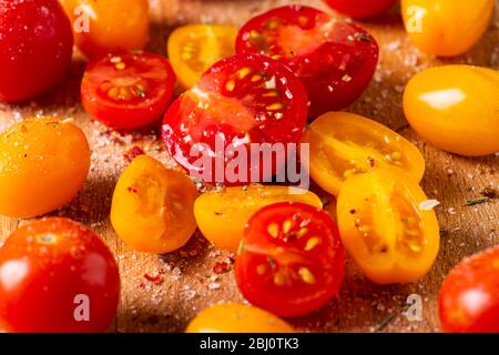 Nahaufnahme von verschiedenen Tomaten Sorten auf einem Holzbrett. Mehrfarbige Tomaten. Stockfoto