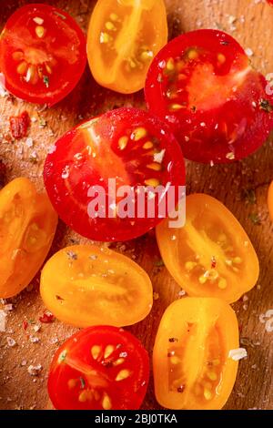 Nahaufnahme von verschiedenen Tomaten Sorten auf einem Holzbrett. Mehrfarbige Tomaten. Stockfoto