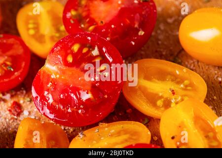 Nahaufnahme von verschiedenen Tomaten Sorten auf einem Holzbrett. Mehrfarbige Tomaten. Stockfoto