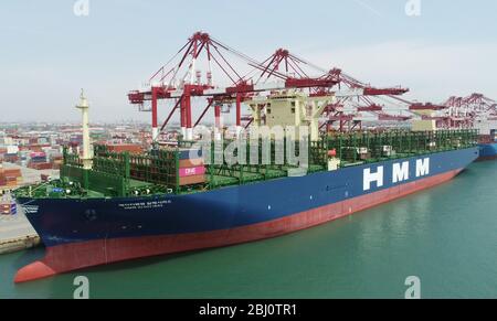 Qingdao, Qingdao, China. April 2020. ShangdongÃ¯Â¼Å'CHINA-am 26. April machte die HMM algesilas, der weltweit größte Containerschiff mit einer Containerladung von 24,000 TEU, ihre Jungfernfahrt zum Hafen Qingdao in der provinz shandong. Das Schiff, das am Montag in Südkorea ausgeliefert wurde, ist 399.9 Meter lang, 61.03 Meter breit und 33.2 Meter tief und damit das größte Containerschiff der Welt in Betrieb. Quelle: SIPA Asia/ZUMA Wire/Alamy Live News Stockfoto