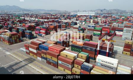 Qingdao, Qingdao, China. April 2020. ShangdongÃ¯Â¼Å'CHINA-am 26. April machte die HMM algesilas, der weltweit größte Containerschiff mit einer Containerladung von 24,000 TEU, ihre Jungfernfahrt zum Hafen Qingdao in der provinz shandong. Das Schiff, das am Montag in Südkorea ausgeliefert wurde, ist 399.9 Meter lang, 61.03 Meter breit und 33.2 Meter tief und damit das größte Containerschiff der Welt in Betrieb. Quelle: SIPA Asia/ZUMA Wire/Alamy Live News Stockfoto