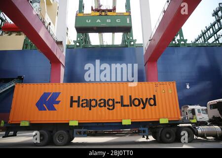 Qingdao, Qingdao, China. April 2020. ShangdongÃ¯Â¼Å'CHINA-am 26. April machte die HMM algesilas, der weltweit größte Containerschiff mit einer Containerladung von 24,000 TEU, ihre Jungfernfahrt zum Hafen Qingdao in der provinz shandong. Das Schiff, das am Montag in Südkorea ausgeliefert wurde, ist 399.9 Meter lang, 61.03 Meter breit und 33.2 Meter tief und damit das größte Containerschiff der Welt in Betrieb. Quelle: SIPA Asia/ZUMA Wire/Alamy Live News Stockfoto