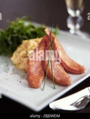 Heißer geräucherter Lachs und Rührei - Stockfoto