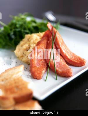 Heißer geräucherter Lachs und Rührei - Stockfoto