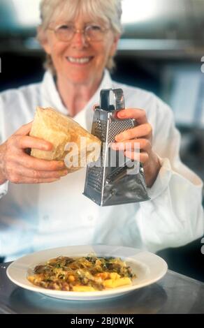 Chefkoch Rose Grey von Londons River Cafe Restaurant, das Parmesan über Papardelle mit Wildpilzen reiben kann - Stockfoto