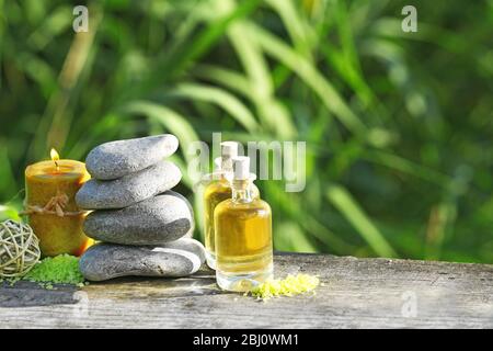 Spa Stillleben auf Holztisch am Fluss Stockfoto