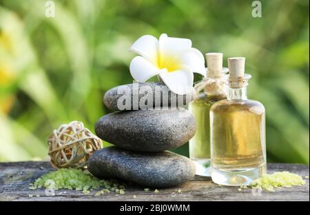 Spa Stillleben auf Holztisch am Fluss Stockfoto