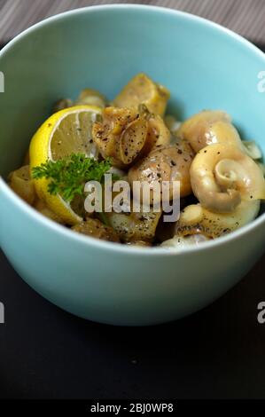 Schnell werfen Welpen in Butter mit zerdrückten Knoblauch verwandelt sie heiß in ein Gourmet-Vergnügen. - Stockfoto