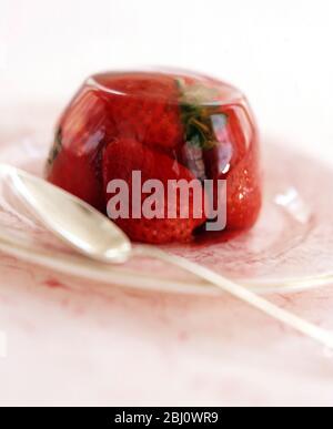 Dessert von ganzen Erdbeeren in Weißweingelee - Stockfoto