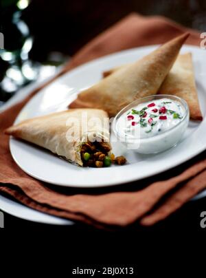 Samosas gefüllt mit Curried quorn mit Joghurt Dressing - Stockfoto