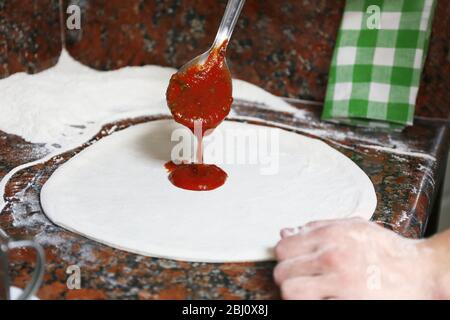 Pizza auf Marmortisch vorbereiten, Nahaufnahme Stockfoto