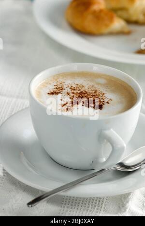 Weiße Tasse Cappuccino - Stockfoto