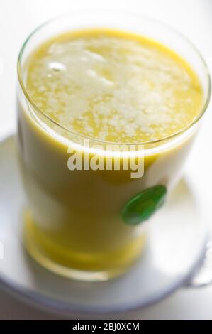 Smoothie aus Kiwi-Obst und Orangensaft, gemischt mit Ei und Honig - Stockfoto