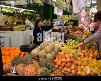 Präsentation von frischem Obst am Stand in der Markthalle in Menton, Südfrankreich - Stockfoto