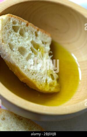 Natives Olivenöl extra mit rustikalem Brot zum Eintauchen - Stockfoto